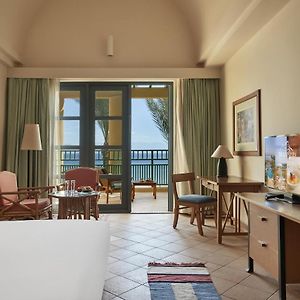 Chambre Lit King-Size au Bord de la Mer